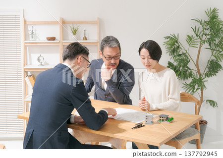 中間夫婦談論與銷售人員 中間夫婦談論與銷售人員 137792945