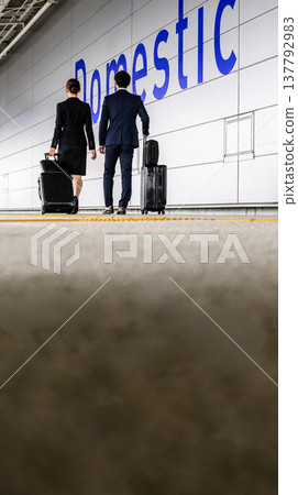Two people heading to the domestic boarding gate. ■Filming assistance: Kansai International Airport (KIX) Two people heading to the domestic boarding gate. ■Filming assistance: Kansai International Airport (KIX) 137792983