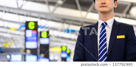 機場工作人員為旅客服務 ■拍攝合作:關西國際機場(KIX) 機場工作人員為旅客服務 ■拍攝合作:關西國際機場(KIX) 137792995