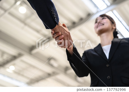 A business handshake agreement ■Filming cooperation: Kansai International Airport (KIX) A business handshake agreement ■Filming cooperation: Kansai International Airport (KIX) 137792996