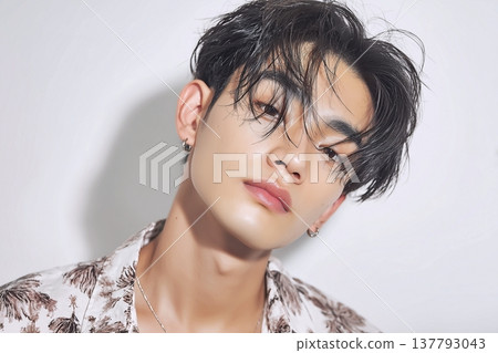 相貌英俊、衣著整潔的男子。 137793043