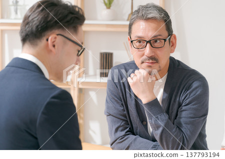 Middle couple discussing with sales people Middle couple discussing with sales people 137793194