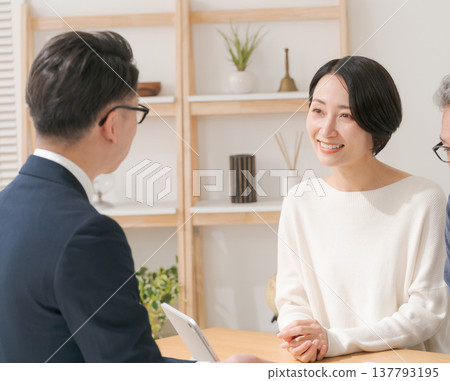 Middle couple discussing with sales people Middle couple discussing with sales people 137793195