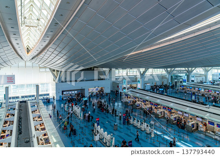 [Tokyo] Haneda Airport's Terminal 3 has a futuristic atmosphere. 137793440