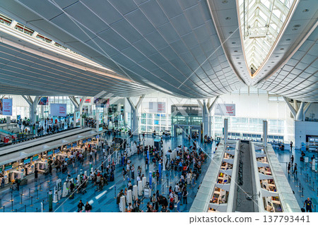 【東京】羽田機場3號航廈具有未來主義氛圍。 137793441