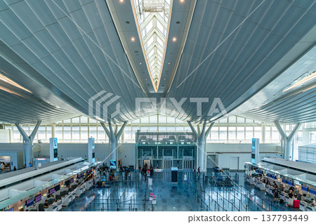 [Tokyo] Haneda Airport's Terminal 3 has a futuristic atmosphere. 137793449