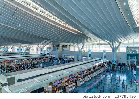 [Tokyo] Haneda Airport's Terminal 3 has a futuristic atmosphere. 137793450