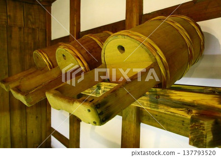 Also used in sake breweries for brewing... [Handled barrel] 137793520