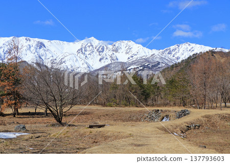 白馬山腳下的早春景色 白馬山腳下的早春景色 137793603