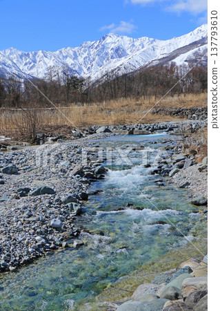 白馬山腳下的早春：山澗溪流與北阿爾卑斯山脈 137793610