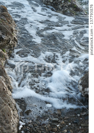 Waves, rocks, gravel, sea, Seto Inland Sea, between waves Waves, rocks, gravel, sea, Seto Inland Sea, between waves 137793876