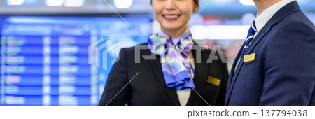 Smiling airport staff serving customers ■Photography cooperation: Kansai International Airport (KIX) Smiling airport staff serving customers ■Photography cooperation: Kansai International Airport (KIX) 137794038