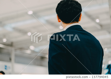 身著西裝的男子,背影 ■攝影合作:關西國際機場(KIX) 身著西裝的男子,背影 ■攝影合作:關西國際機場(KIX) 137794045