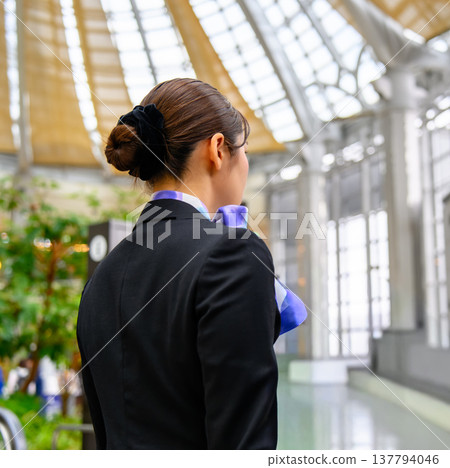 The back of a woman working at the airport. ■Photography cooperation: Kansai International Airport (KIX) 137794046
