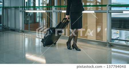 Businesswomen walking through the airport ■Photography cooperation: Kansai International Airport (KIX) 137794048