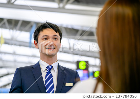 機場工作人員為旅客服務。 ■拍攝協助提供者:關西國際機場(KIX) 機場工作人員為旅客服務。 ■拍攝協助提供者:關西國際機場(KIX) 137794056