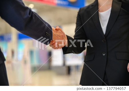商業合作中,握手達成協議。 ■拍攝協助提供者:關西國際機場(KIX) 商業合作中,握手達成協議。 ■拍攝協助提供者:關西國際機場(KIX) 137794057