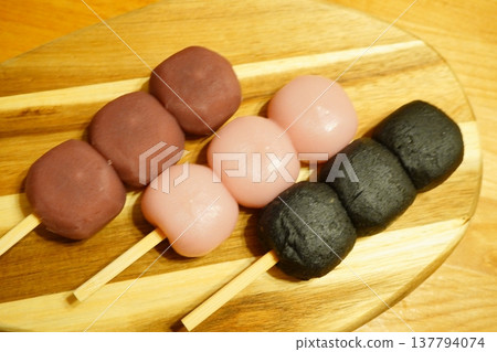 照片上是擺放在木盤和蕾絲紙上的巧克力糖果。 137794074