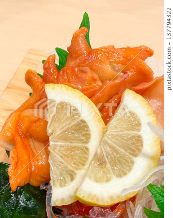 fresh red clam sashimi 137794322