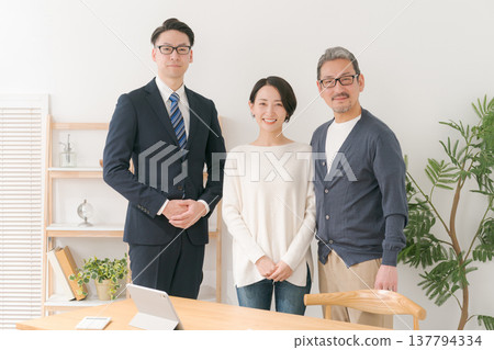 一位面帶笑容的商人,還有一對中年夫婦 一位面帶笑容的商人,還有一對中年夫婦 137794334