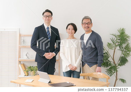 一位面帶笑容的商人,還有一對中年夫婦 一位面帶笑容的商人,還有一對中年夫婦 137794337