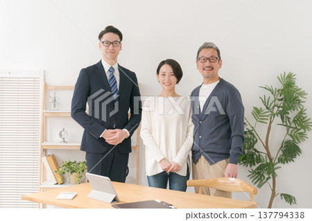 一位面帶笑容的商人,還有一對中年夫婦 一位面帶笑容的商人,還有一對中年夫婦 137794338