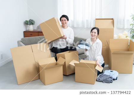 一對夫婦正在把他們的物品裝進紙箱（搬家/搬遷） 137794422