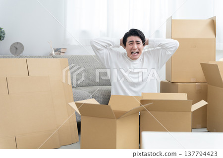 一個還沒收拾搬家物品的男人（紙箱、整理、歸檔） 137794423