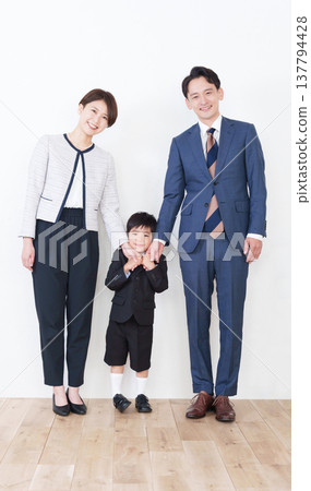 參加幼兒園畢業典禮和小學入學典禮的家庭 137794428