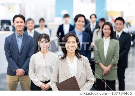 值得信賴的女性團隊領導者 137794460