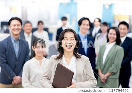 值得信賴的女性團隊領導者 值得信賴的女性團隊領導者 137794461