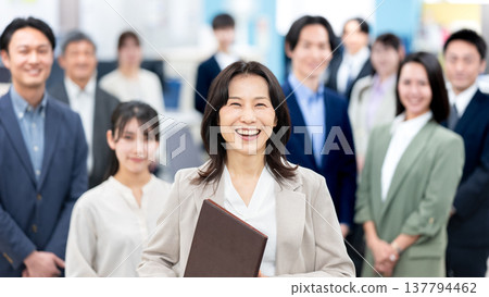 值得信賴的女性團隊領導者 137794462