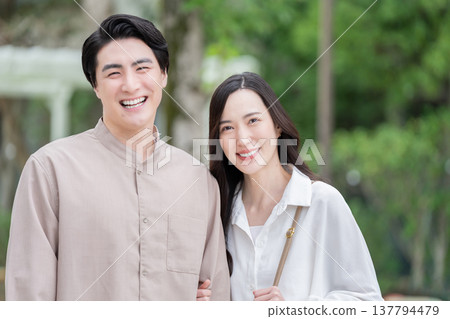 30多歲的夫妻在戶外約會 137794479