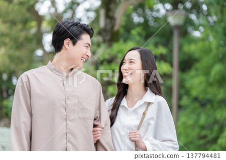 30多歲的夫妻在戶外約會 30多歲的夫妻在戶外約會 137794481