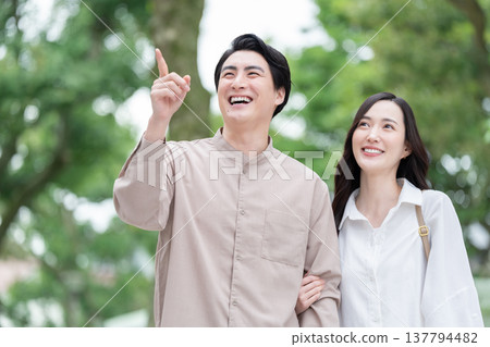 30多歲的夫妻在戶外約會 30多歲的夫妻在戶外約會 137794482