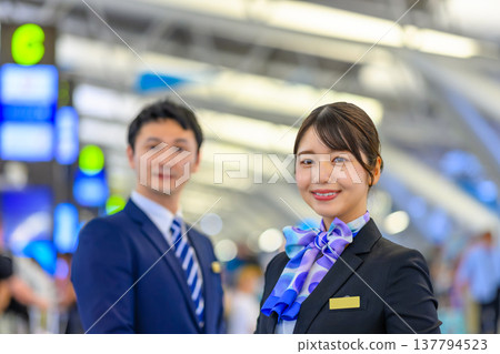 笑容滿面的機場工作人員為旅客服務 ■攝影合作:關西國際機場(KIX) 笑容滿面的機場工作人員為旅客服務 ■攝影合作:關西國際機場(KIX) 137794523