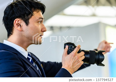 The cameraman gives instructions. ■Filming assistance: Kansai International Airport (KIX) The cameraman gives instructions. ■Filming assistance: Kansai International Airport (KIX) 137794527