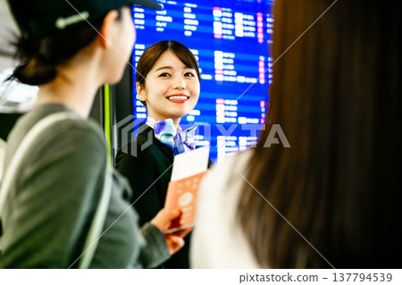 機場工作人員與旅客的互動 ■拍攝協助提供:關西國際機場(KIX) 機場工作人員與旅客的互動 ■拍攝協助提供:關西國際機場(KIX) 137794539