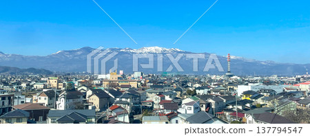 從福島市看到的磐梯旭國立公園群山。 137794547