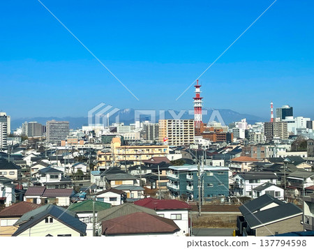 從途經宇都宮市的新幹線上看到的日光山脈。 從途經宇都宮市的新幹線上看到的日光山脈。 137794598
