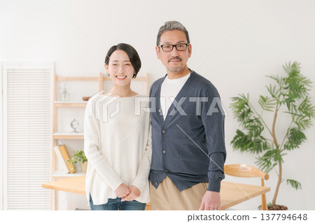一對面帶著笑容、看起來很幸福的中年夫婦 一對面帶著笑容、看起來很幸福的中年夫婦 137794648