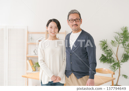一對面帶著笑容、看起來很幸福的中年夫婦 137794649