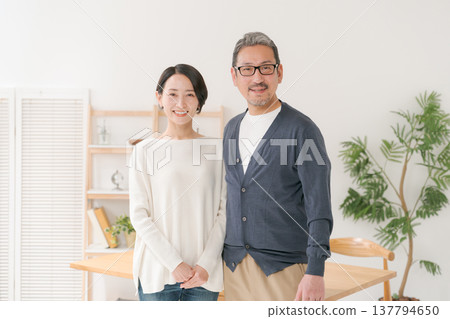 一對面帶著笑容、看起來很幸福的中年夫婦 一對面帶著笑容、看起來很幸福的中年夫婦 137794650