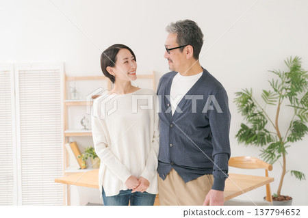 一對面帶著笑容、看起來很幸福的中年夫婦 137794652