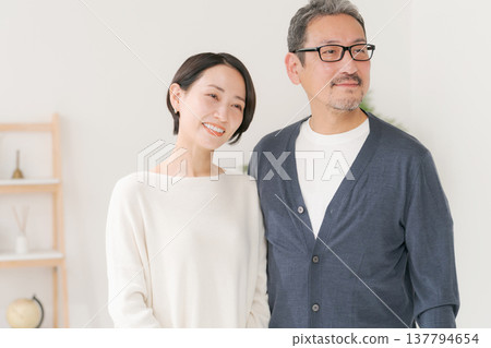 一對面帶著笑容、看起來很幸福的中年夫婦 一對面帶著笑容、看起來很幸福的中年夫婦 137794654