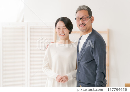 一對面帶著笑容、看起來很幸福的中年夫婦 137794656