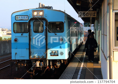 水島臨海鐵道機霸37系列車停靠水島站 137794704