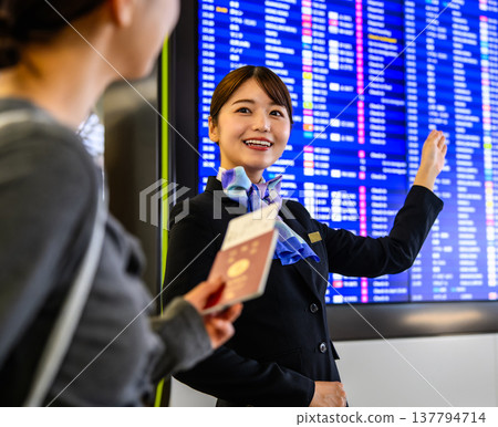 Airport staff giving guidance ■Photography cooperation: Kansai International Airport (KIX) 137794714