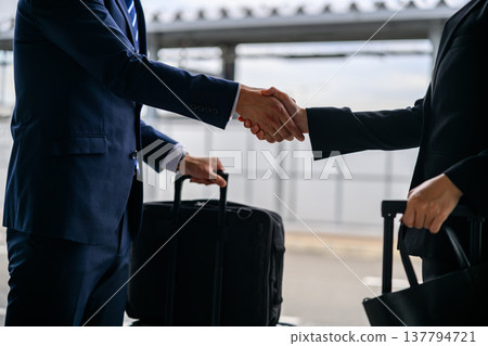 商務旅行中的握手與協議。 ■拍攝協助提供者：關西國際機場（KIX） 137794721