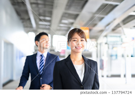 商務人士在火車站內行走。 ■攝影合作：關西國際機場（KIX） 137794724